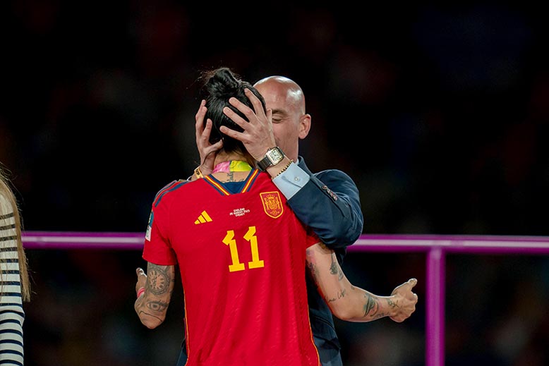 Kyssen som ger machismon ett ansikte. Foto: SPP/TT