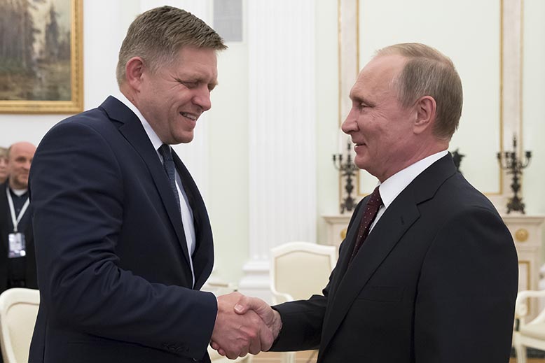 Såta vänner på en bild från Kreml 2016, förra gången som Robert Fico var premiärminister. Foto: Alexander Zemlianichenko/AP/TT