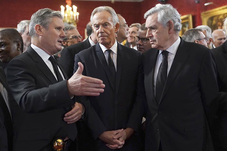 Labourledaren Keir Starmer med företrädarna Tony Blair och Gordon Brown. Foto: AP/TT