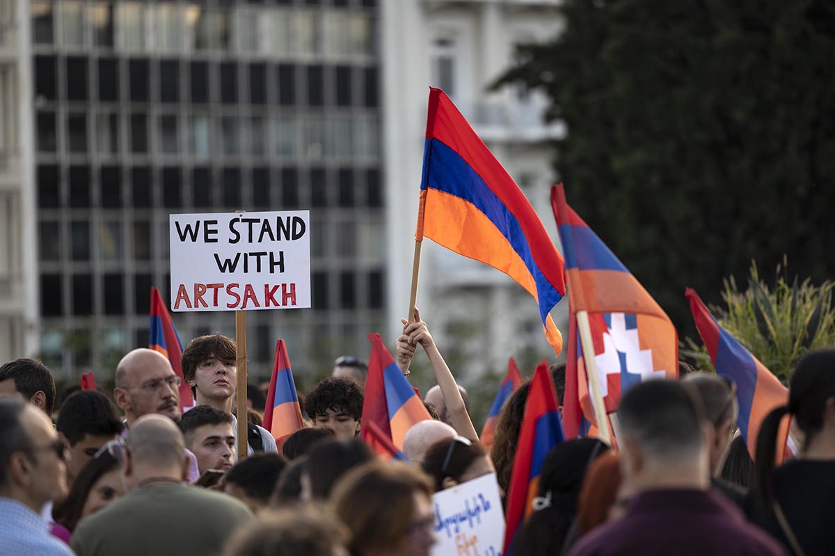 Armenier i Grekland demonstrerar till stöd för dem som tvingats lämna Nagorno-Karabach (Artsach på armeniska). Foto: AP/TT