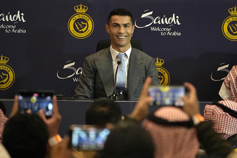 Ronaldo lånar stjärnglans åt saudiska ligan. Foto: AP/TT