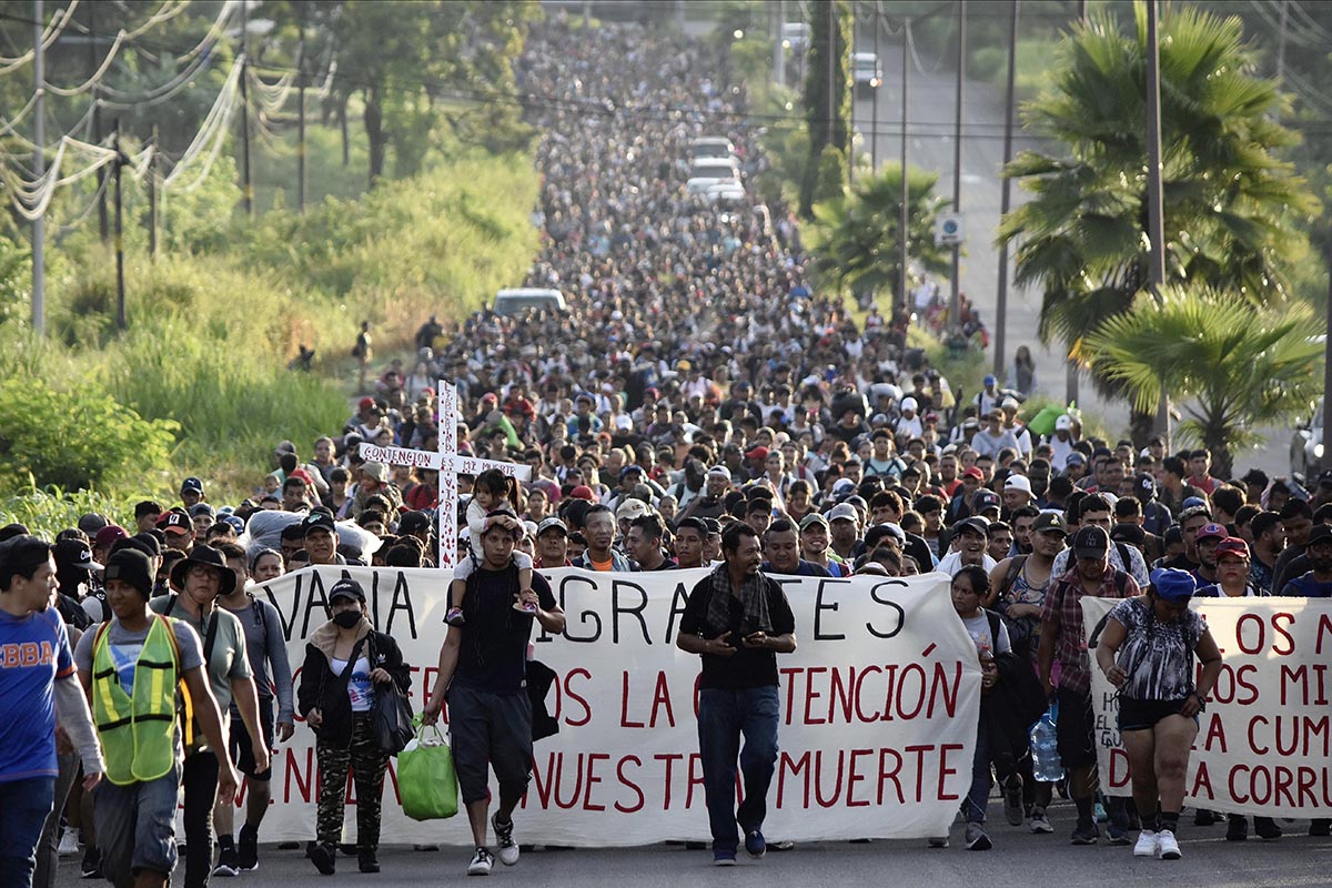Migranter i södra Mexiko försöker gå den långa vägen till USA. Foto: AP/TT