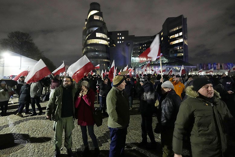 Det tidigare styrande partiet PIS protesterar vid TV-huset mot Polens nya regering. Foto: AP/TT