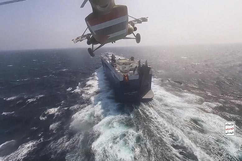 Huthier i helikopter kapar lastfartyg i Röda havet. Foto: Huthirebellerna via AP/TT