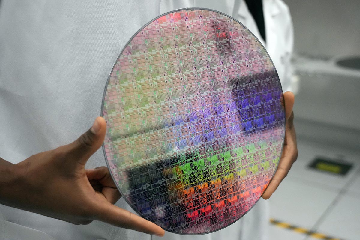 En tunn platta med halvledarmaterial – en kiselskiva eller silicon wafer – visas här på en forskningsanstalt i Kalifornien. Foto: Jim Wilson/AP/TT