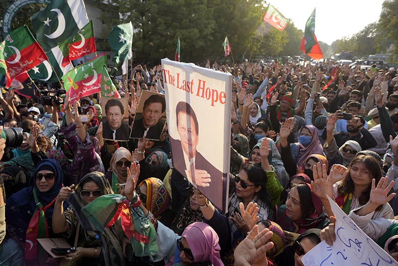 Anhängare till Pakistans fängslade premiärminister Imran Khan. Foto: AP/TT