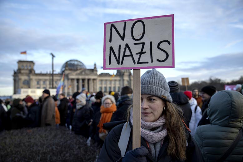Stora demonstrationer mot AFD och annan extremhöger har ägt rum i Tyskland på sistone, som här utanför riksdagshuset i Berlin. Foto: Ebrahim Noroozi/AP/TT