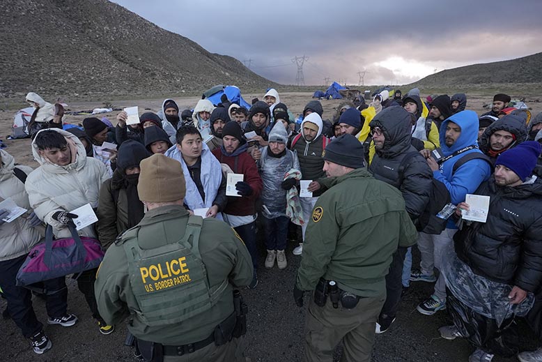 Gränsvakter i USA möter migranter sedan de korsat gränsen från Mexiko. Foto: AP/TT