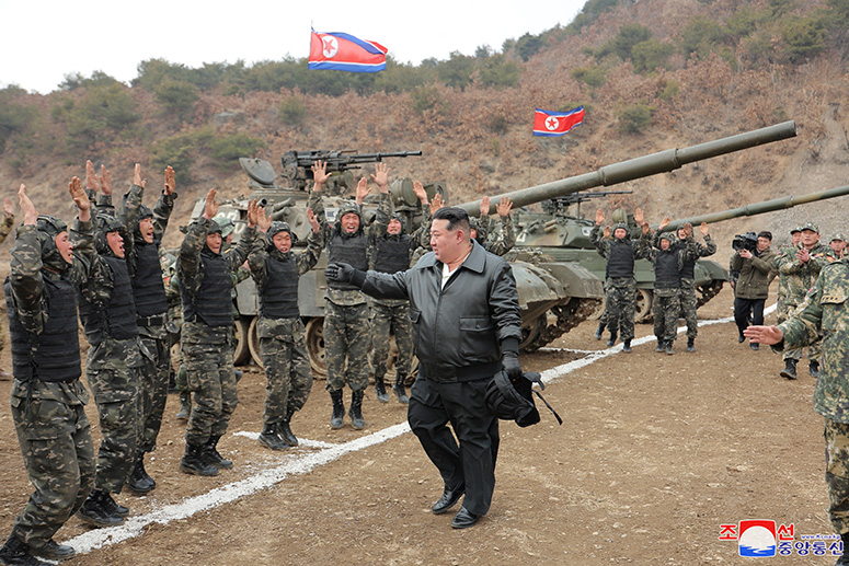 Propagandan är ofta löjeväckande men Kims position är rekordstark. Foto: KCNA/Reuters/TT