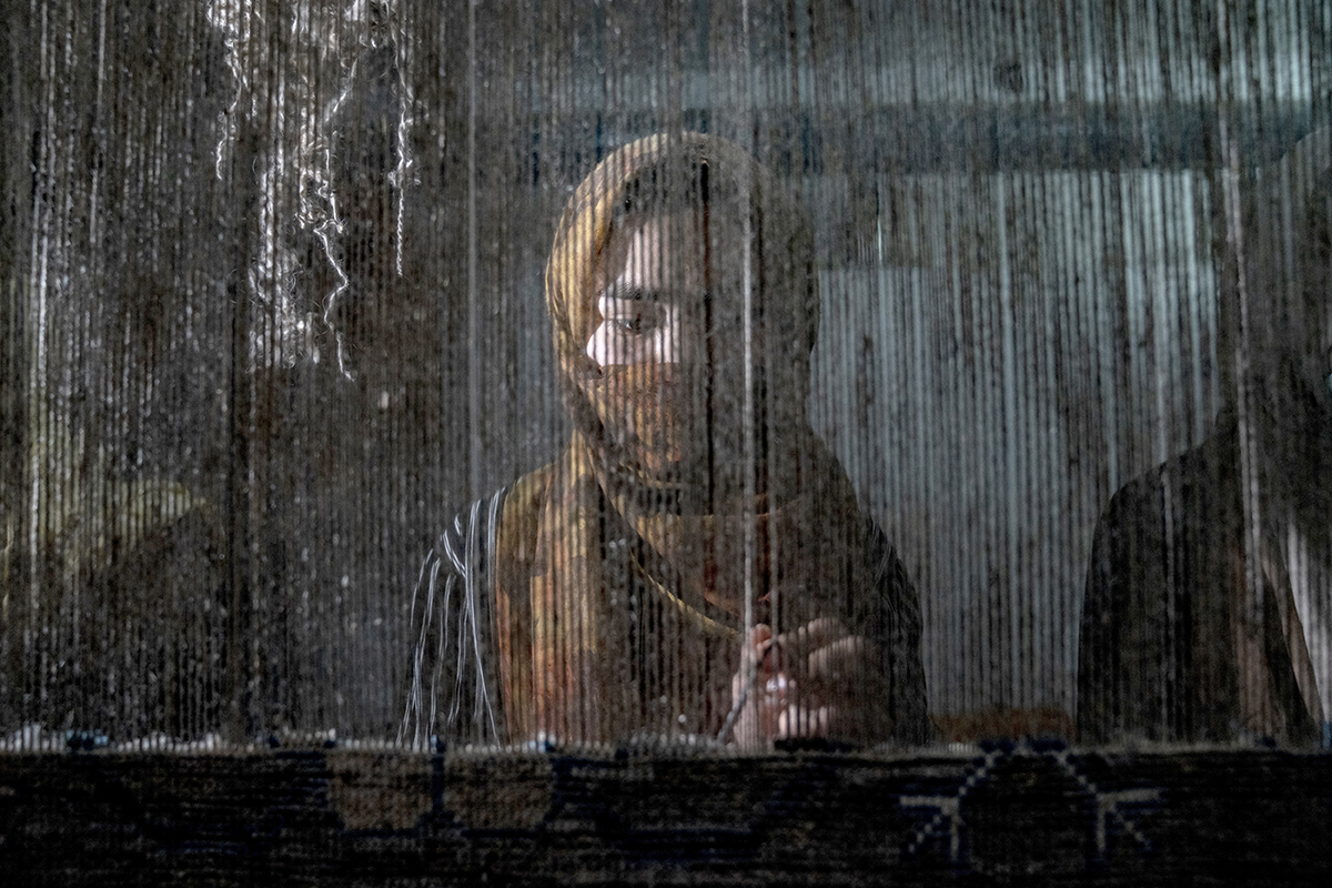 En kvinna väver en matta i Kabul. Under talibanerna har kvinnor berövats grundläggande rättigheter. Foto: AP/TT