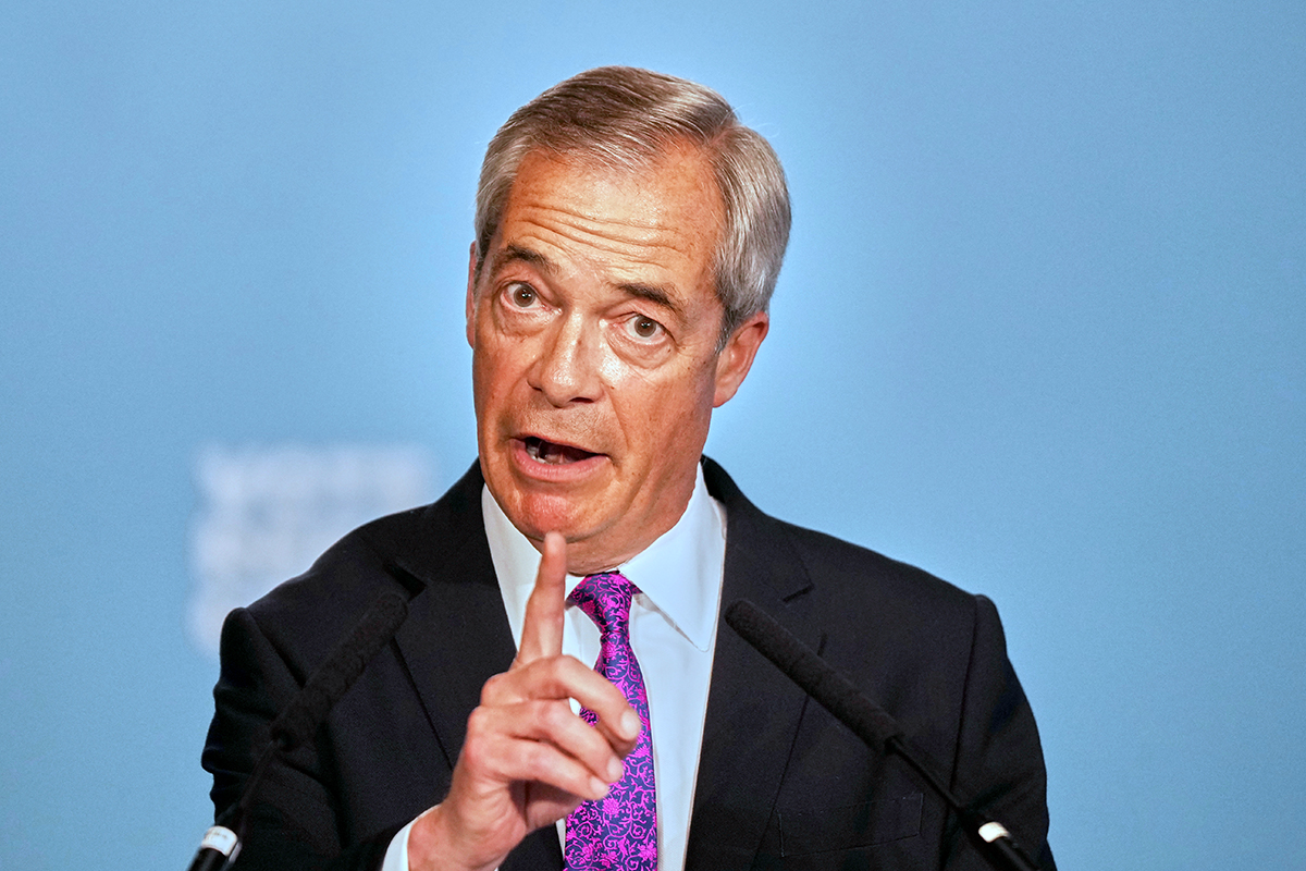 Nigel Farage och hans Reform UK går som tåget. Foto: AP/TT