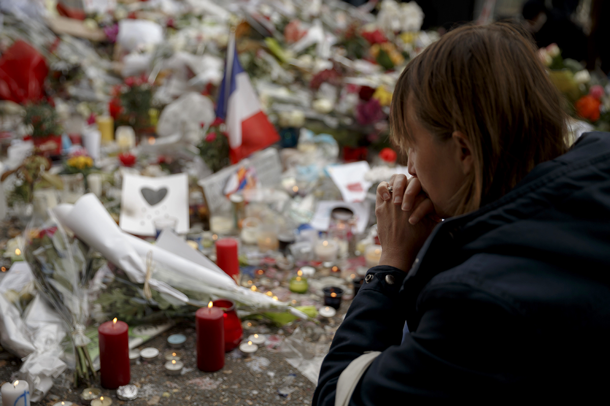 Vid konsertlokalen Le Bataclan i november 2015. Foto: AP/TT