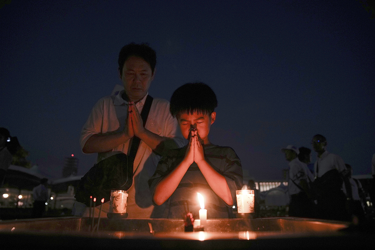 Bön i Fredsminnesparken i Hiroshima 2025 på 80-årsdagen av bomben. Foto: AP/TT