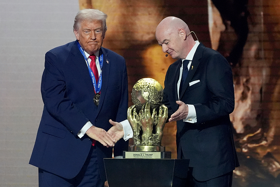 Politiserad sport. Trump får fredspris av Fifachefen Infantino. Foto: AP/TT