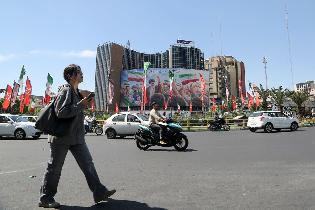 Iraniers mobiler kontrolleras ständigt. Ett "olämpligt" foto eller meddelande uppges kunna medföra fängelse, eller värre. Foto: Anadolu/TT
