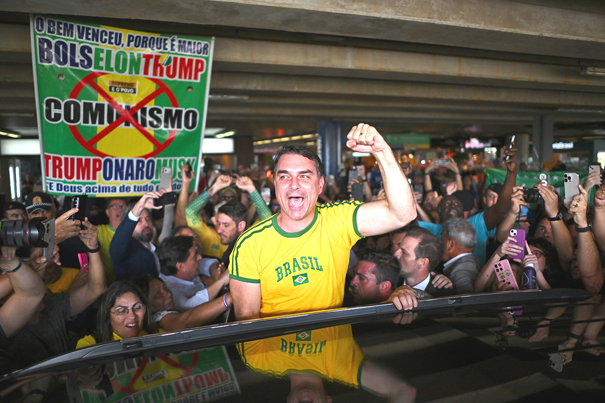 Flávio Bolsonaro, son till den fängslade expresidenten Jair Bolsonaro, anländer till flygplatsen i Brasilia efter att ha träffat Donald Trump i Washington. Foto: Andre Borges/EPA/TT