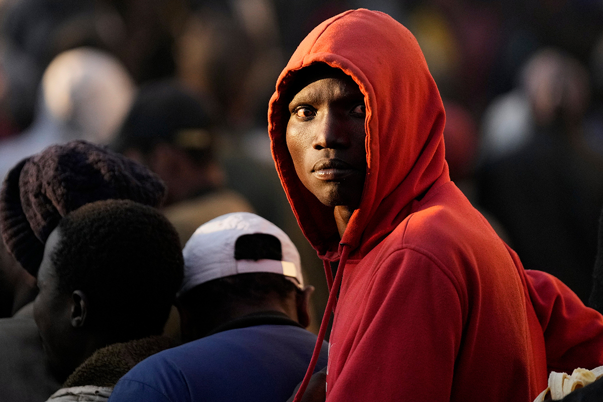 En grupp malawier i ett förvar, i väntan på att deporteras från Sydafrika. Foto: AP/TT