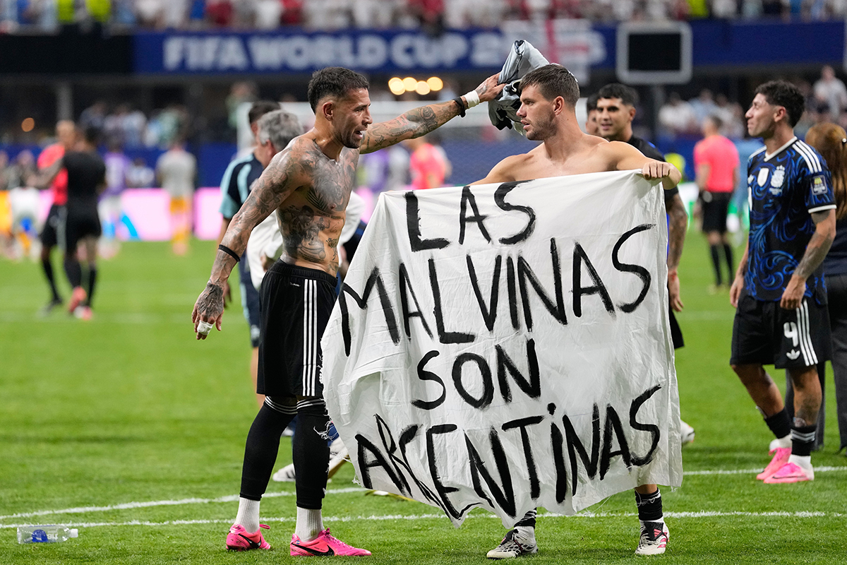Kontroversiell banderoll under fotbolls-VM. Foto: AP/TT