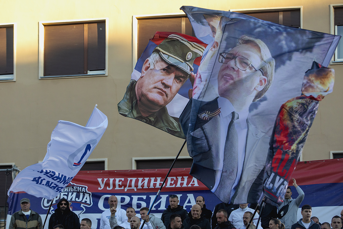 Hyllning vid valmöte till folkmördaren Ratko Mladić och Serbiens ledare Aleksandar Vučić. Foto: NurPhoto/TT