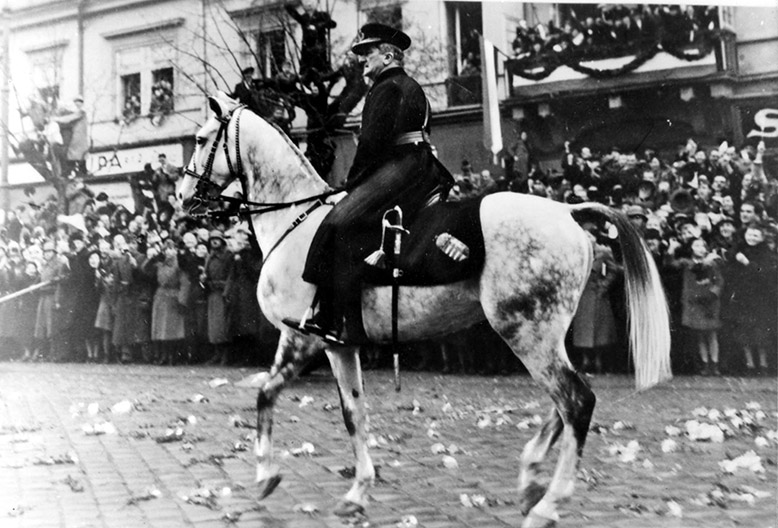 Invånarna i Košice (Kassa på ungerska) jublar när Ungerns regent Miklós Horthy rider in i staden. Ungern förlorade staden till Tjeckoslovakien genom Trianonfördraget 1920 men fick tillbaka den för en tid 1938. Foto: Németh Tamás/Kovács Sándor
