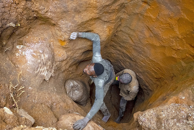 José Bumba släpar på en hundra kilo tung säck med kobolt i ett gruvhål i Kasulo i Kongo-Kinshasa. Arbetsförhållandena vid sådana platser kan vara extremt farliga. Foto: Ashley Gilbertson/The New York Times/TT