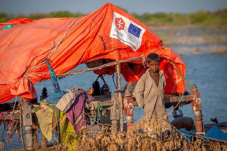 En pojke vid sitt hemmagjorda regnskydd i Mirpur Khas i Pakistan, ett land som drabbats hårt av klimatförändringar men som inte bidragit mycket till dem. Foto: Peter Biro/ECHO