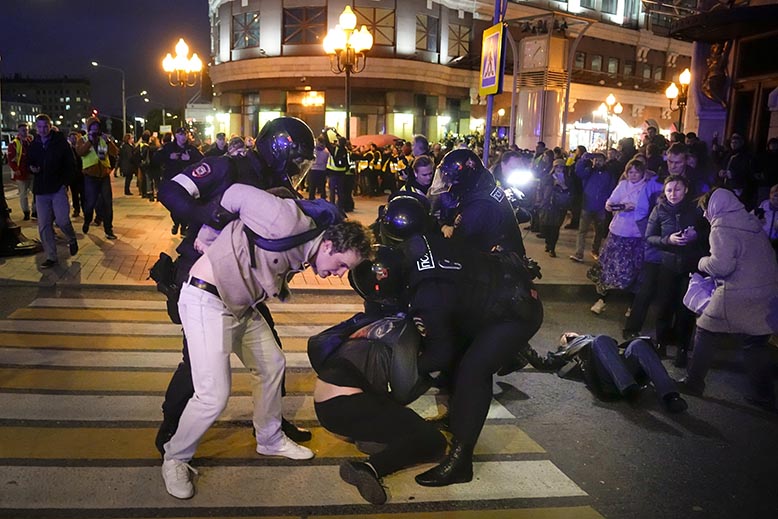 Demonstranter mot mobiliseringen grips i Moskva. Foto: AP/TT