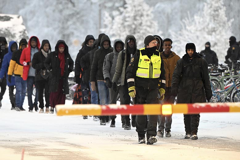 EU är oense om hur man ska hantera att migranter skickas mot unionen av ett annat land, som vid finsk-ryska gränsen. Foto: Lehtikuva/TT