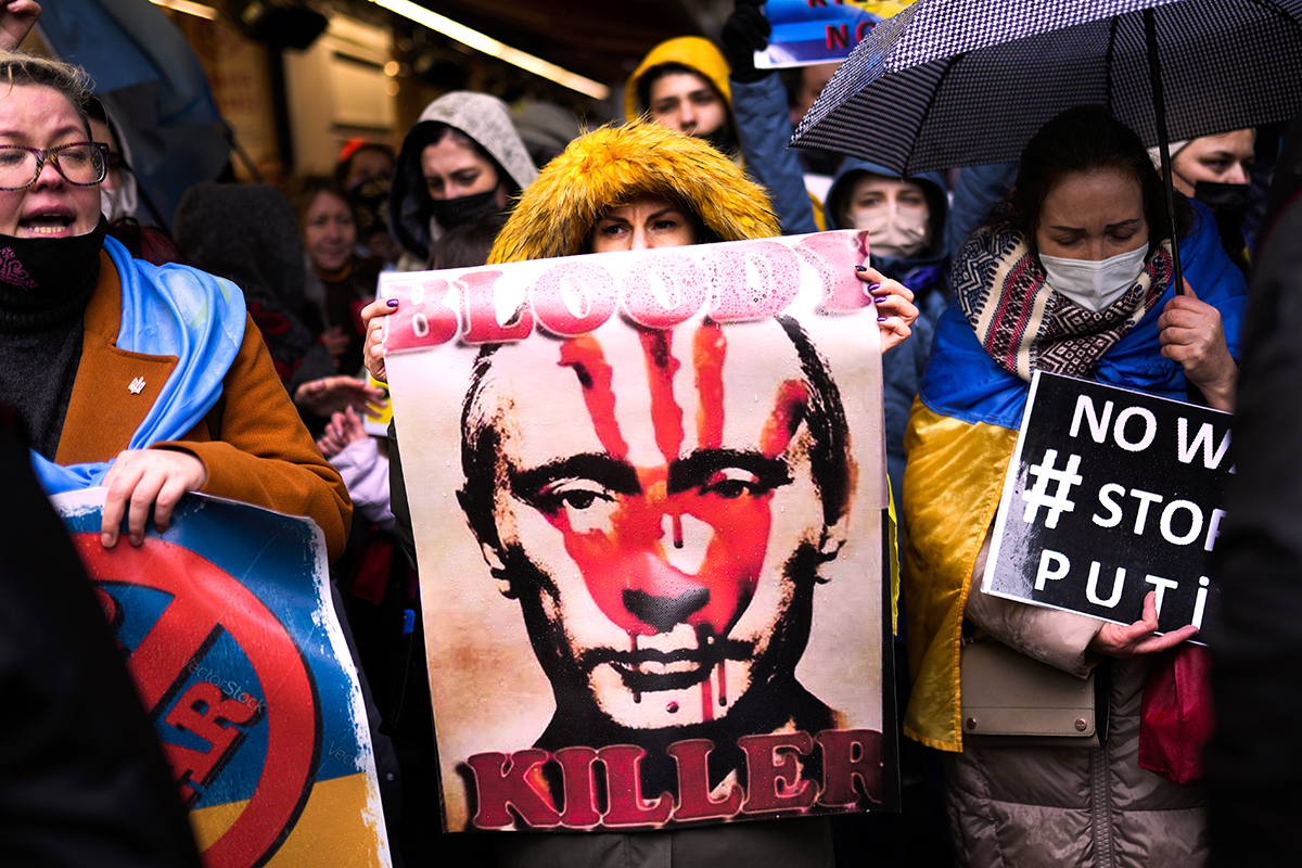 En av många protester i världen på krigets första dag, den 24 februari 2022, den här i Istanbul. Foto: AP/TT